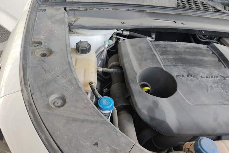 Used CHANGAN UNI-K 2023 2.0T Two-Wheel Drive YueShang Trim Engine Bay Right