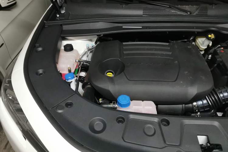 Used CHANGAN UNI-K 2023 2.0T All-Wheel-Drive Enjoyment Version Engine Bay Right