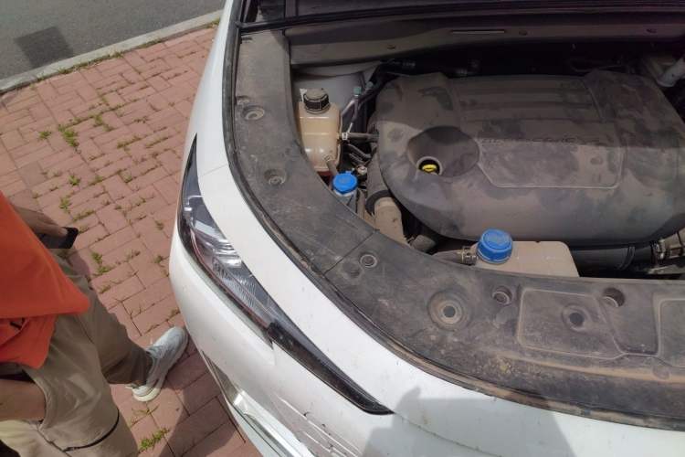 Used CHANGAN UNI-K 2023 2.0T All-Wheel-Drive Enjoyment Version Engine Bay Right