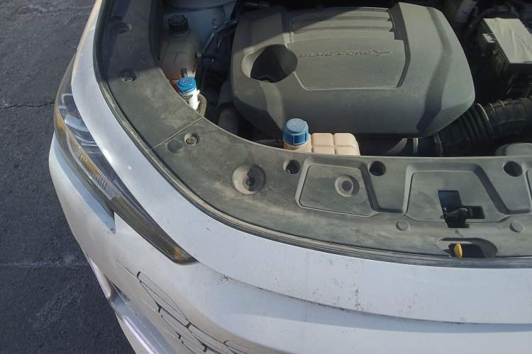 Used CHANGAN UNI-K 2023 2.0T Two-Wheel Drive YueShang Trim Engine Bay Right