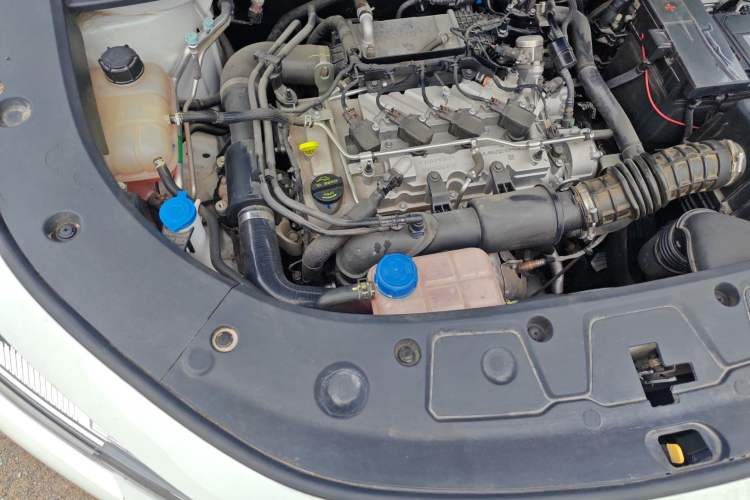 Used CHANGAN UNI-K 2023 2.0T Two-Wheel Drive YueShang Trim Engine Bay Right