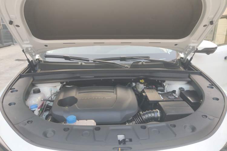 Used CHANGAN UNI-K 2023 2.0T Two-Wheel Drive YueShang Trim Engine Bay