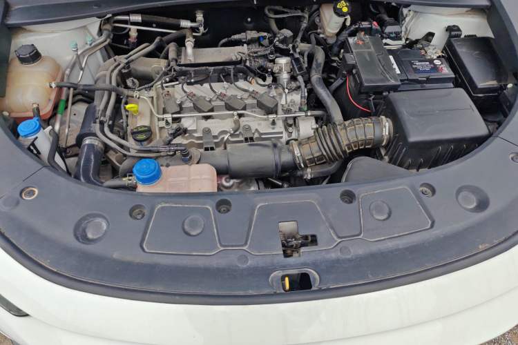 Used CHANGAN UNI-K 2023 2.0T Two-Wheel Drive YueShang Trim Engine Bay