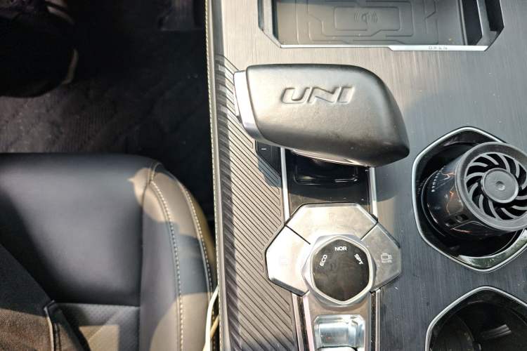 Used CHANGAN UNI-K 2023 2.0T Two-Wheel Drive Enjoyment Version Gear Lever