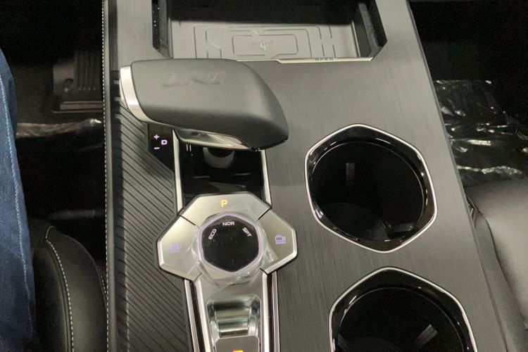 Used CHANGAN UNI-K 2023 2.0T Two-Wheel Drive YueShang Trim Gear Lever