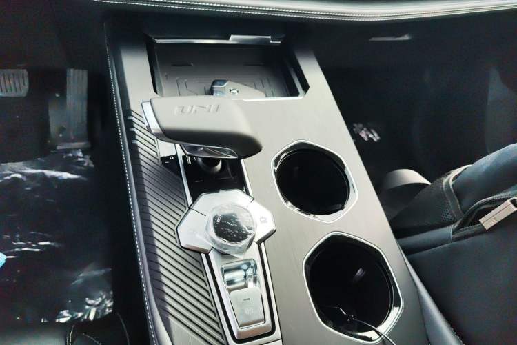 Used CHANGAN UNI-K 2023 2.0T Two-Wheel Drive YueShang Trim Gear Lever