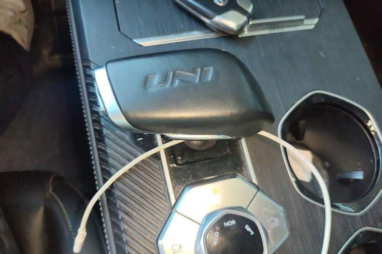 Used CHANGAN UNI-K 2023 2.0T Two-Wheel Drive YueShang Trim Gear Lever