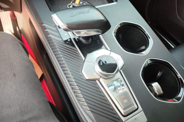 Used CHANGAN UNI-K 2023 2.0T Two-Wheel Drive Yue Ling Trim Gear Lever