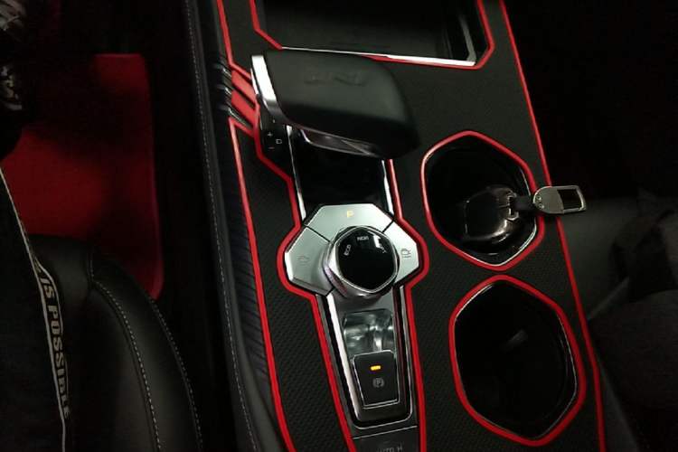 Used CHANGAN UNI-K 2023 2.0T Two-Wheel Drive YueShang Trim Gear Lever