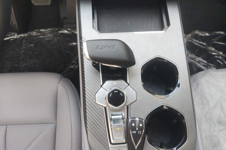 Used CHANGAN UNI-K 2023 2.0T Two-Wheel Drive YueShang Trim Gear Lever