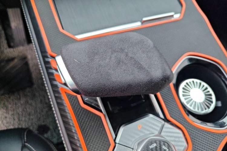 Used CHANGAN UNI-K 2023 2.0T Two-Wheel Drive YueShang Trim Gear Lever