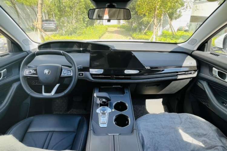 Used CHANGAN UNI-K 2023 2.0T Two-Wheel Drive YueShang Trim Interior 1