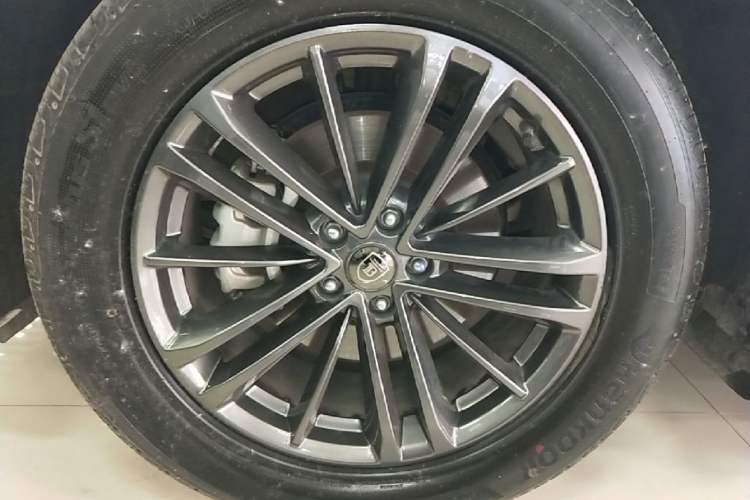 Used CHANGAN UNI-K 2023 2.0T Two-Wheel Drive YueShang Trim Left Front Wheel Hub