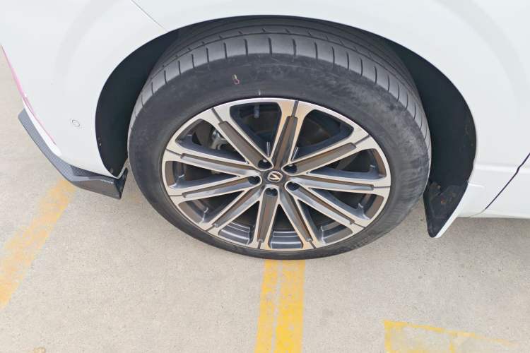 Used CHANGAN UNI-K 2023 2.0T Two-Wheel Drive Yue Ling Trim Left Front Wheel Hub