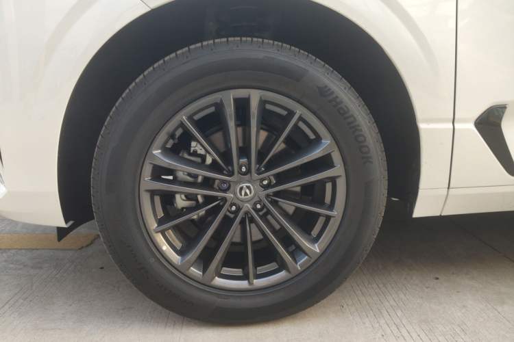 Used CHANGAN UNI-K 2023 2.0T Two-Wheel Drive YueShang Trim Left Front Wheel Hub