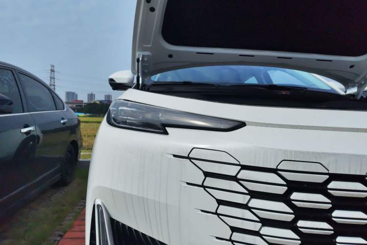 Used CHANGAN UNI-K 2023 2.0T Two-Wheel Drive YueShang Trim Right Front Headlight