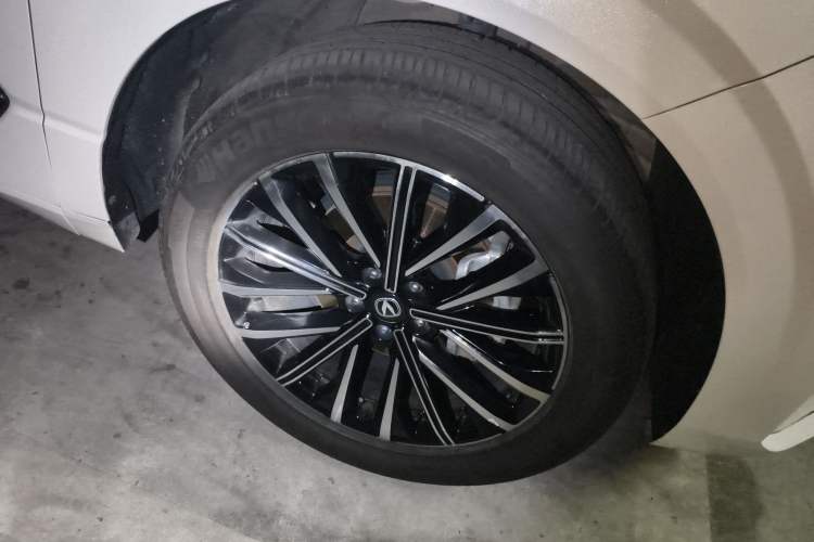 Used CHANGAN UNI-K 2023 2.0T Two-Wheel Drive Enjoyment Version Right Front Wheel Hub