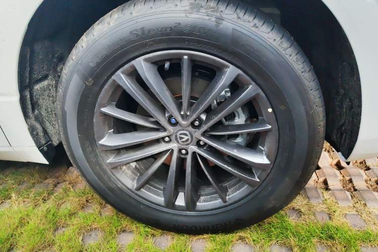 Used CHANGAN UNI-K 2023 2.0T Two-Wheel Drive YueShang Trim Right Front Wheel Hub