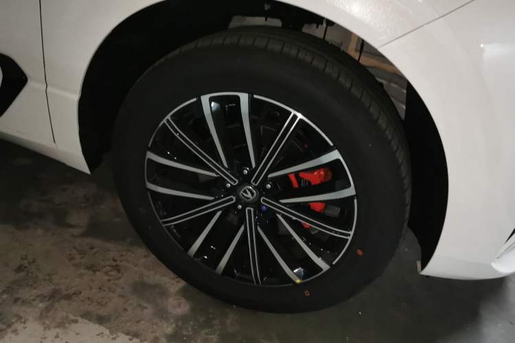 Used CHANGAN UNI-K 2023 2.0T All-Wheel-Drive Enjoyment Version Right Front Wheel Hub
