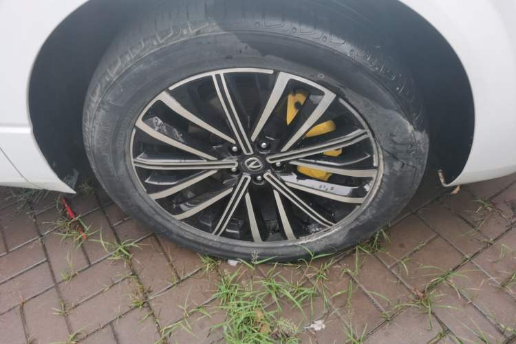 Used CHANGAN UNI-K 2023 2.0T Two-Wheel Drive Enjoyment Version Right Front Wheel Hub