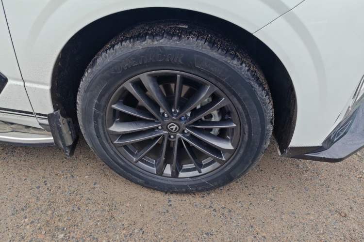 Used CHANGAN UNI-K 2023 2.0T Two-Wheel Drive YueShang Trim Right Front Wheel Hub