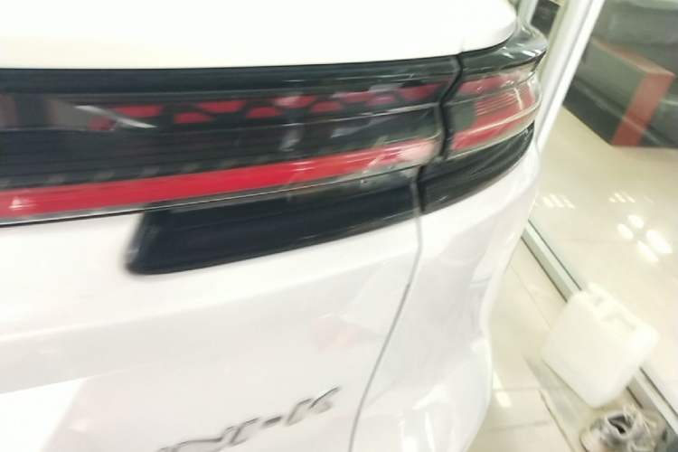 Used CHANGAN UNI-K 2023 2.0T Two-Wheel Drive YueShang Trim Right Rear Taillight