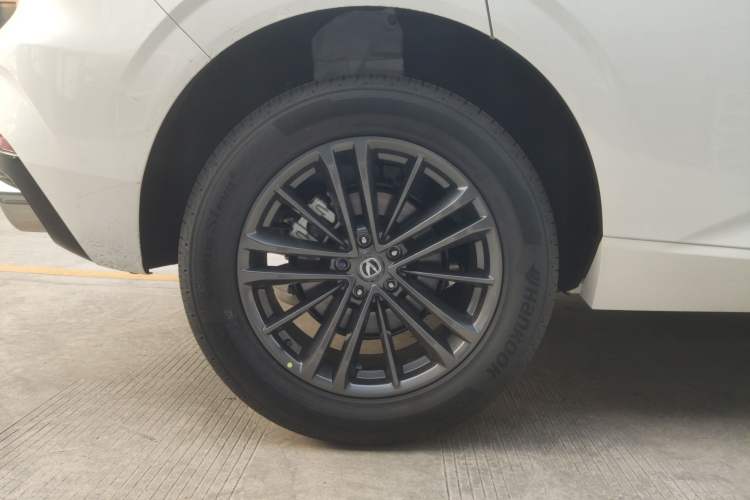 Used CHANGAN UNI-K 2023 2.0T Two-Wheel Drive YueShang Trim Right Rear Wheel Hub