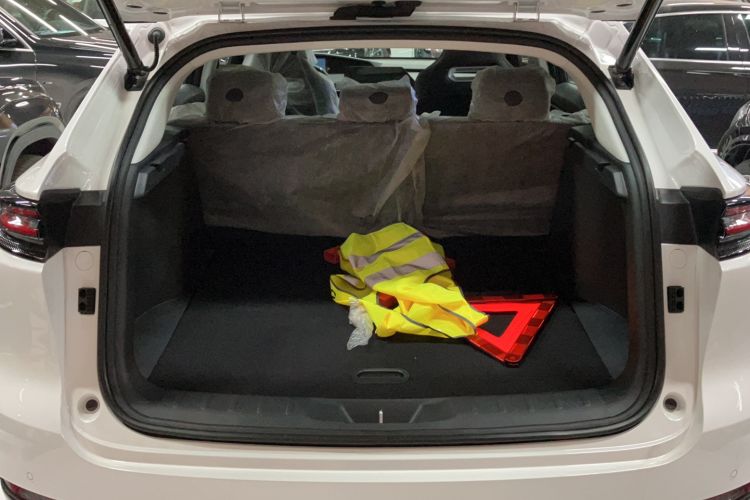 Used CHANGAN UNI-K 2023 2.0T Two-Wheel Drive YueShang Trim Trunk