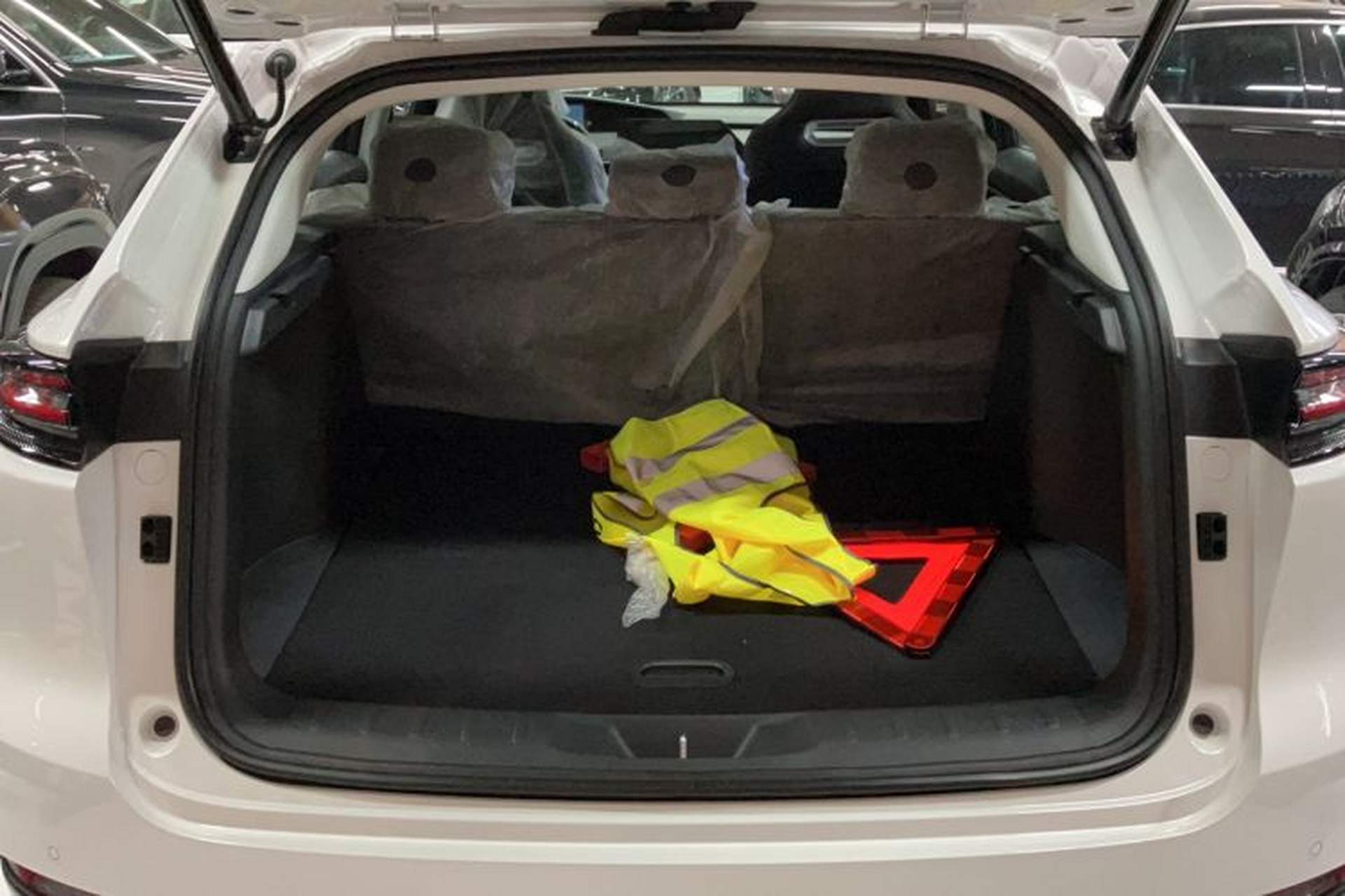 Used CHANGAN UNI-K 2023 2.0T Two-Wheel Drive YueShang Trim Trunk