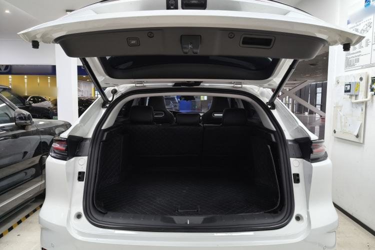Used CHANGAN UNI-K 2023 2.0T Two-Wheel Drive YueShang Trim Trunk