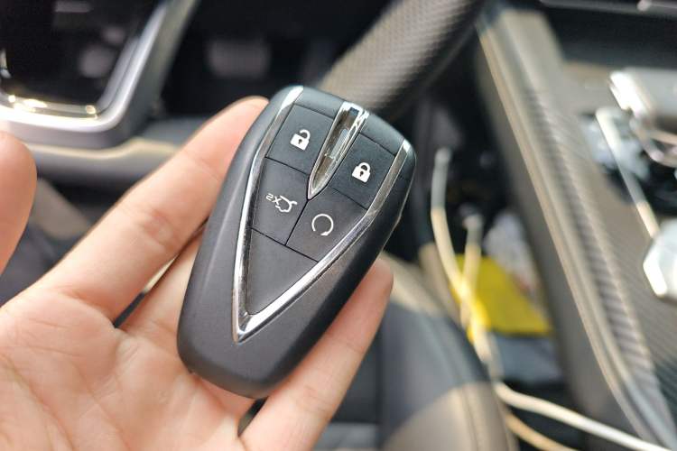 Used CHANGAN UNI-K 2023 2.0T Two-Wheel Drive Enjoyment Version Vehicle Key