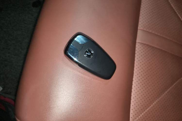 Used CHANGAN UNI-K 2023 2.0T Two-Wheel Drive Enjoyment Version Vehicle Key