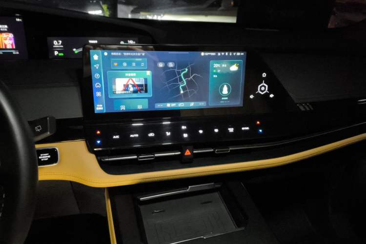 Used CHANGAN UNI-K 2024 2.0T Two-Wheel Drive Global Edition Audio And AC Panel