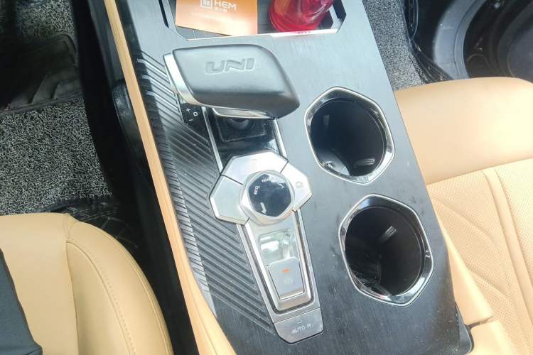 Used CHANGAN UNI-K 2024 2.0T Two-Wheel Drive YueShang Trim Gear Lever