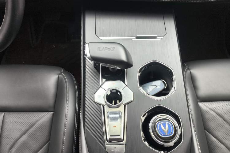 Used CHANGAN UNI-K 2024 2.0T Two-Wheel Drive YueShang Trim Gear Lever