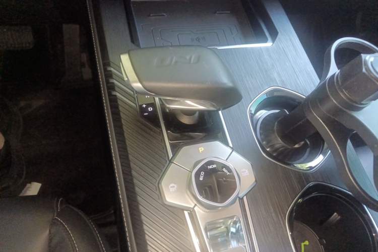 Used CHANGAN UNI-K 2024 2.0T Two-Wheel Drive YueShang Trim Gear Lever