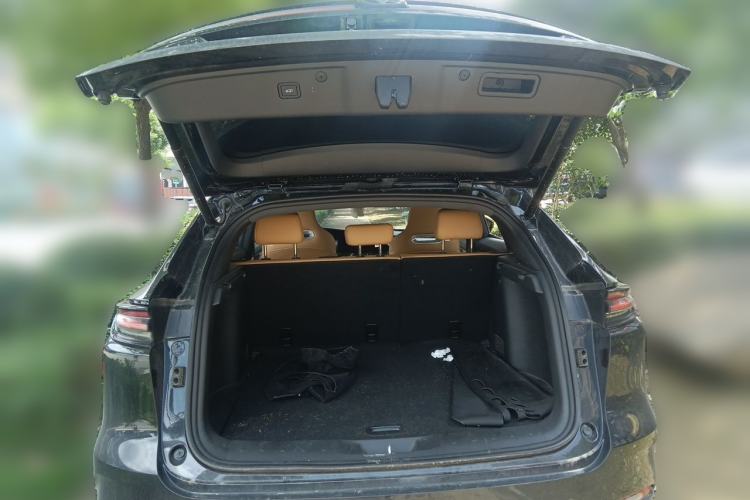 Used CHANGAN UNI-K 2024 2.0T Two-Wheel Drive YueShang Trim Trunk