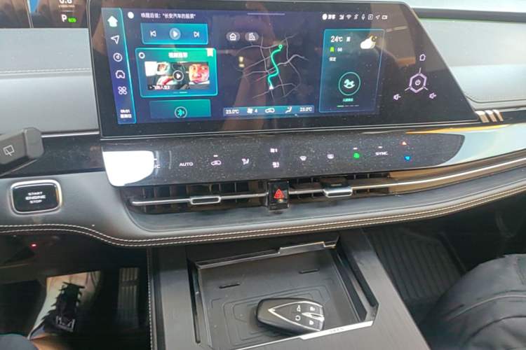 Used CHANGAN UNI-K 2024 2.0T Two-Wheel Drive Enjoyment Version Audio And AC Panel