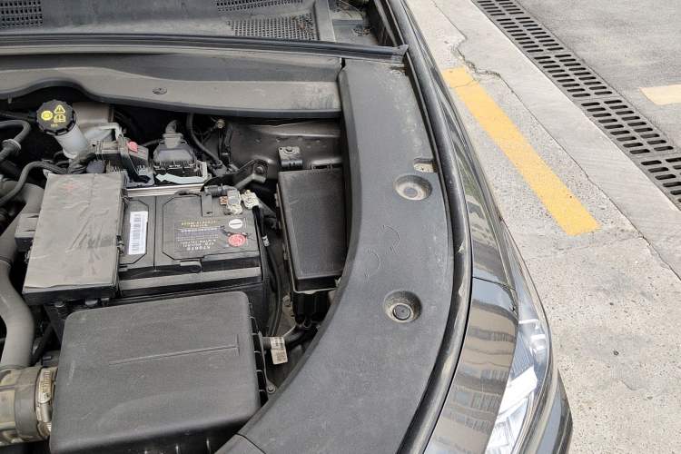 Used CHANGAN UNI-K 2024 2.0T Two-Wheel Drive YueShang Trim Engine Bay Left