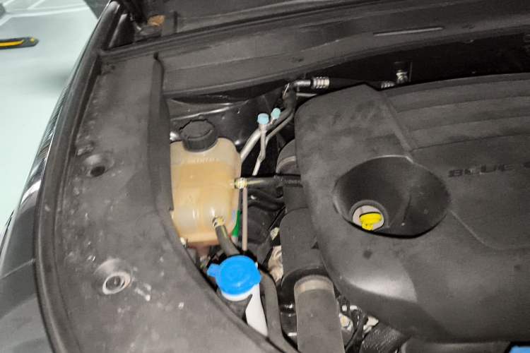 Used CHANGAN UNI-K 2024 2.0T Two-Wheel Drive YueShang Trim Engine Bay Right