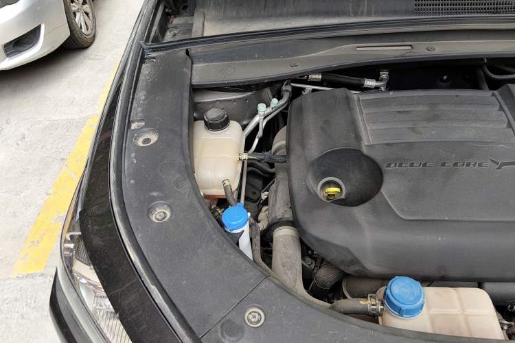 Used CHANGAN UNI-K 2024 2.0T Two-Wheel Drive YueShang Trim Engine Bay Right