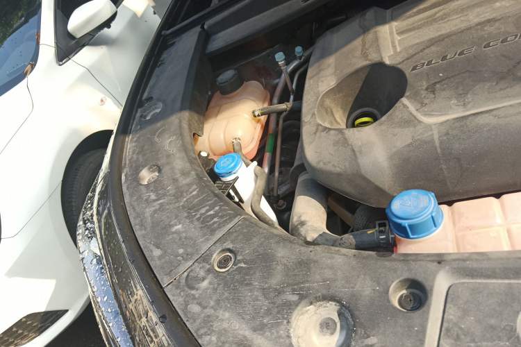 Used CHANGAN UNI-K 2024 2.0T Two-Wheel Drive YueShang Trim Engine Bay Right
