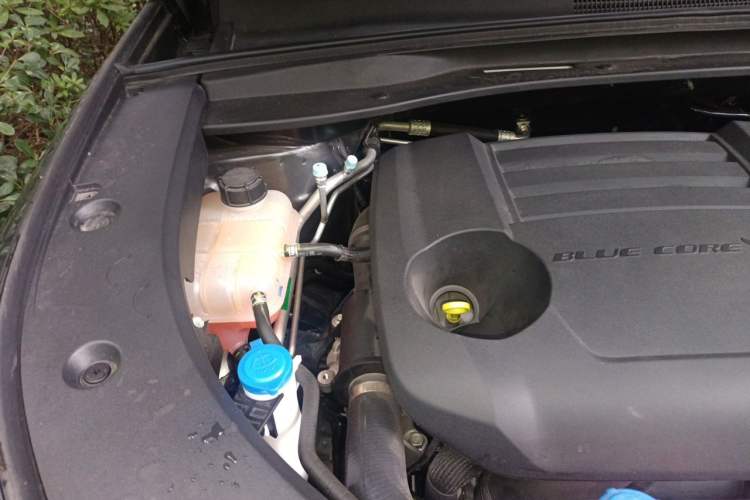 Used CHANGAN UNI-K 2024 2.0T Two-Wheel Drive Enjoyment Version Engine Bay Right