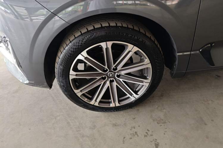 Used CHANGAN UNI-K 2024 2.0T Two-Wheel Drive Global Edition Exterior 4