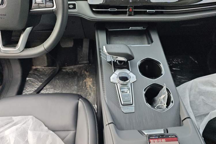 Used CHANGAN UNI-K 2024 2.0T Two-Wheel Drive YueShang Trim Gear Lever