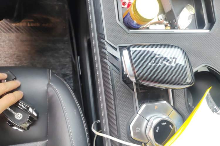 Used CHANGAN UNI-K 2024 2.0T Two-Wheel Drive YueShang Trim Gear Lever