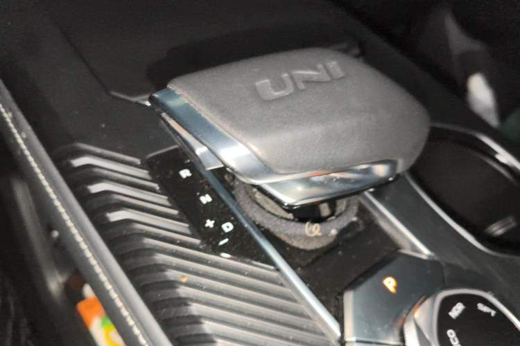 Used CHANGAN UNI-K 2024 2.0T Two-Wheel Drive YueShang Trim Gear Lever