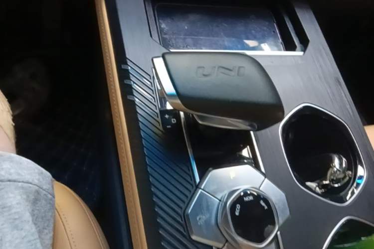 Used CHANGAN UNI-K 2024 2.0T Two-Wheel Drive Global Edition Gear Lever
