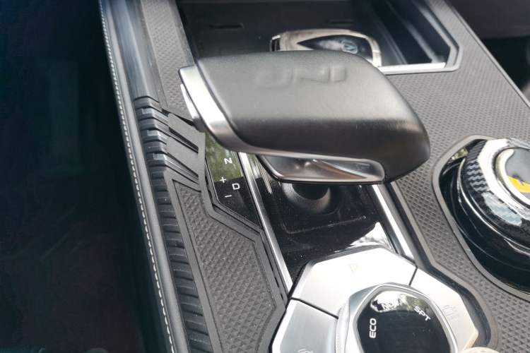 Used CHANGAN UNI-K 2024 2.0T Two-Wheel Drive YueShang Trim Gear Lever