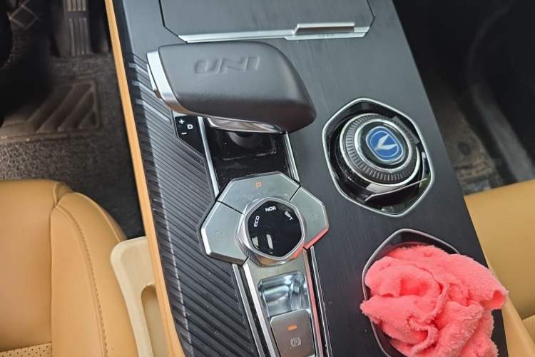 Used CHANGAN UNI-K 2024 2.0T Two-Wheel Drive YueShang Trim Gear Lever